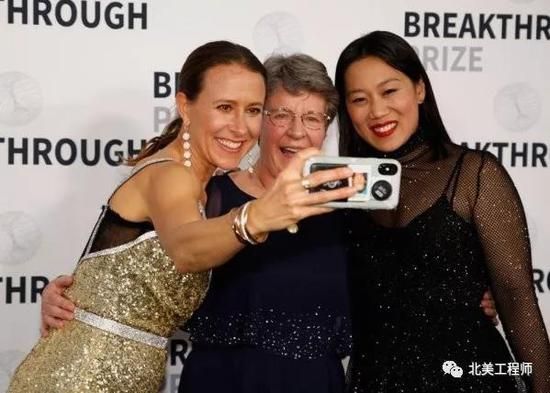 Anne Wojcicki在颁奖典礼上与获奖科学家合影 右一为同为奖项捐赠者的Priscilla Chan