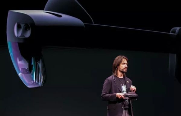 体验完微软的「HoloLens 2」， 我开始思考折叠屏是不是未来 | MWC2019
