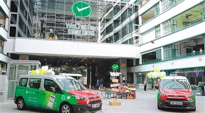香港街头及出租车上的微信支付广告。（资料图片）