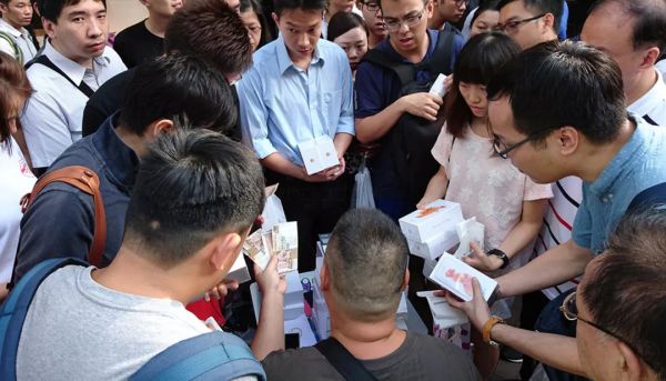 中国留学生用假 iPhone 骗了苹果 600 万，背后是几十亿的售后灰色产业链