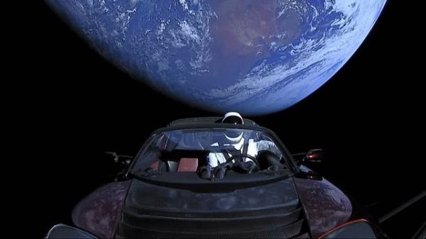 SpaceX重型猎鹰火箭升空，系首次商业发射