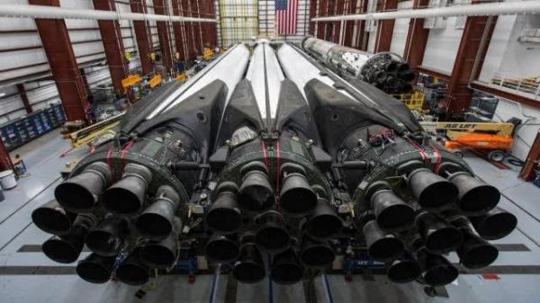 SpaceX重型猎鹰火箭升空，系首次商业发射