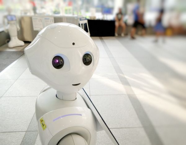 有情感的机器人需要人类的关心吗？