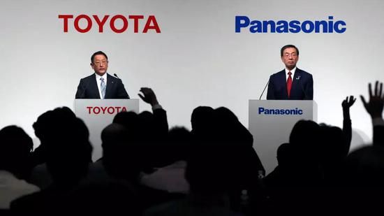 松下总裁津贺一宏（右）和丰田汽车总裁丰田章男（Akio Toyoda）在2017年宣布了电池合作可行性研究