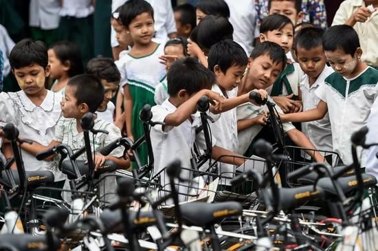 学童们看到几乎全新的单车，兴奋不已/法新社