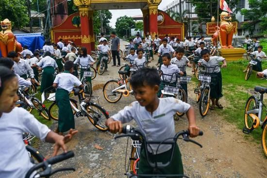 骑着单车的缅甸孩童/法新社