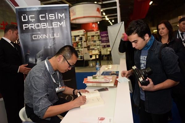 2015年，刘慈欣在土耳其签名售书。新华社