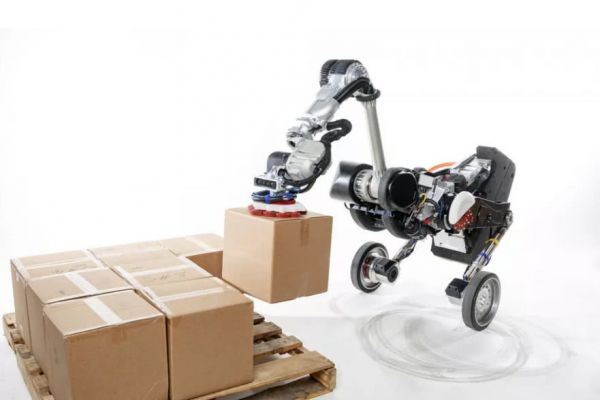 人类世界准备好了吗？波士顿动力今年将发布首款商用四足机器人