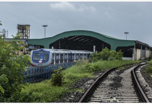 7月5日在印度加尔各答拍摄的一辆列车。新华社图