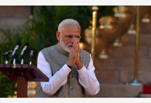 5月30日，在印度首都新德里的印度总统府，莫迪在宣誓就职仪式上向支持者致意。新华社