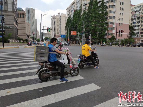 上海街头的外卖骑手。中国青年报·中国青年网见习记者 魏其濛/摄