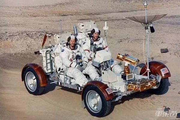 六大车企变身太空大镖客：特斯拉发射超跑，通用造月球车，克莱斯勒玩过火箭