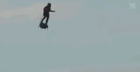 法国“钢铁侠”22分钟飞越英吉利海峡！发明悬浮滑板，只因“我想飞”