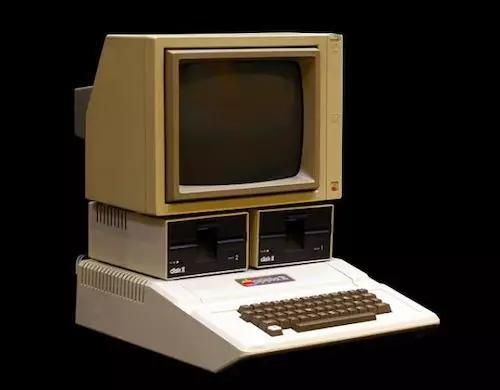 △ 1977年6月发布的Apple II，4K内存版售价1298美元。来源：hackeducation