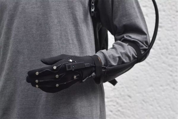 戴上这个手套，视障人士就能「用手看见」了