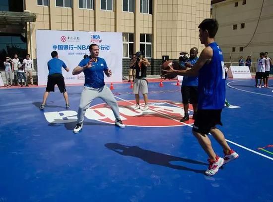 前NBA球员迈克·毕比在陕西咸阳永寿中学篮球场亲自授课