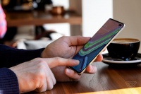最前线 | 三星Galaxy S10指纹识别被曝漏洞，谁都能解锁手机