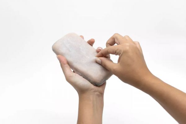 用人造皮肤制成的手机壳，你敢用吗？