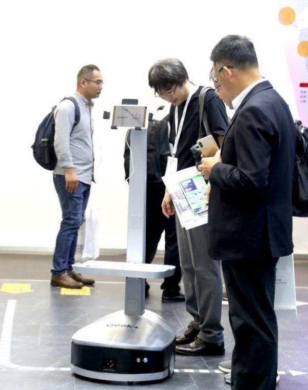 极智嘉携新品亮相2019亚洲物流展：推出柔性无人仓解决方案和小型搬运机器人