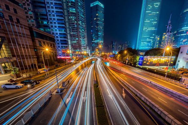 少数派的未来猜想 | 一路绿灯、AI破案、政务跑0次，智慧城市“驶入高速”