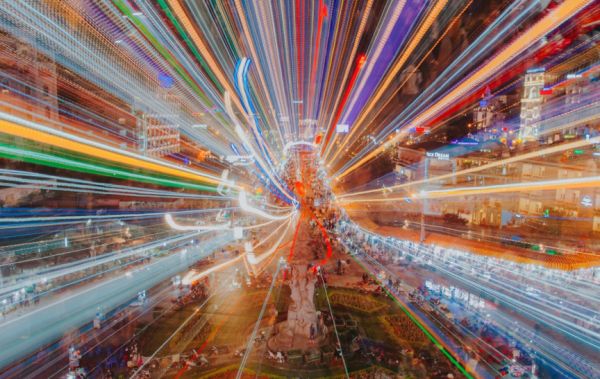 少数派的未来猜想 | 一路绿灯、AI破案、政务跑0次，智慧城市“驶入高速”