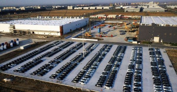 产量大涨：特斯拉上海工厂停车场停满全新Model 3