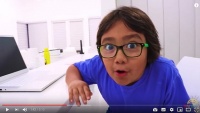 玩玩玩具做做视频，8岁小孩在Youtube年入1.8亿