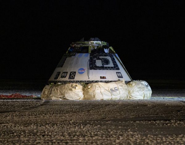 波音测试飞船成功在美沙漠着陆，完成首次太空之旅