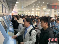 抢票软件变黄牛:收费藏猫腻 加速包抢不过手动买票