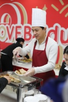 2019年的最后一天,李彦宏在百度食堂给员工发肉饼