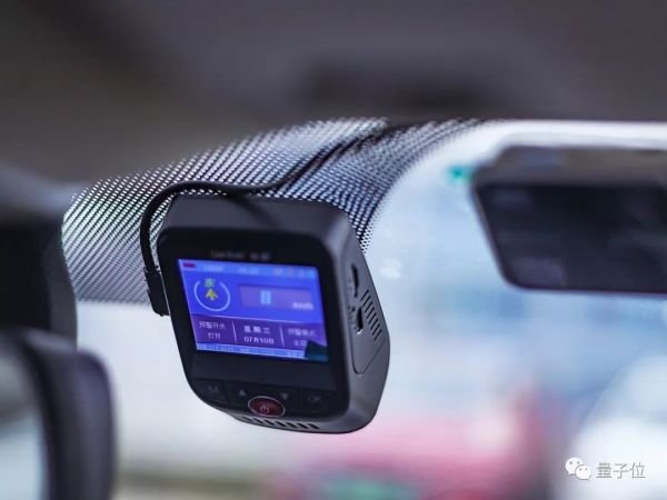 国内首个手机AR实景驾驶导航上线，还能识别车辆行人