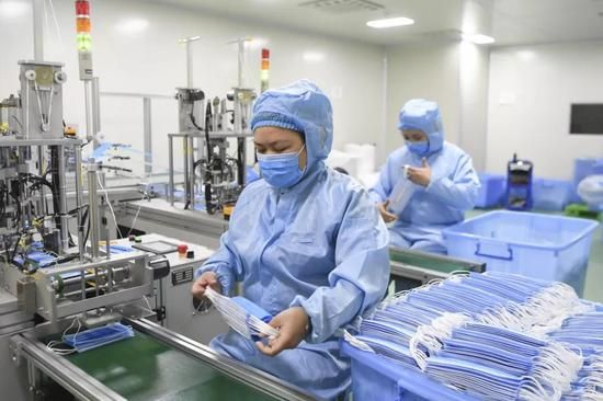 图片为重庆一家口罩生产工厂，来源：新华网