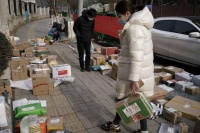快递员现身国务院联防联控发布会 呼吁让快递进小区