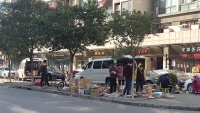 防疫进下半场，部分地区快递小哥已经可以进入小区