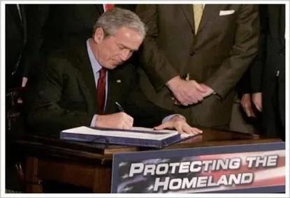 2001年10月，小布什签署爱国者法案