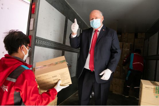 智利驻华大使路易斯·施密特亲自交接抗疫医疗物资