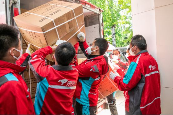 京东物流车队将抗疫医疗物资运送至智利驻华大使馆