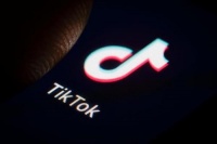在TikTok身上用力地开一枪