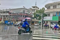 横店外卖员:每天送餐12个小时,请假也要当群演