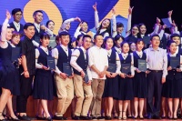 马云:乡村孩子不仅要学语数外 还有音乐美术体育