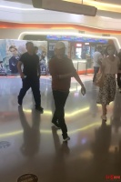 马云现身影院,看了两眼《信条》转场看《八佰》!