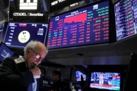 美股收盘走势分化 道指微涨约40点 苹果跌近3%