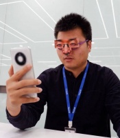 你的新手机不错，借我刷一下脸？