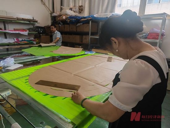 宁波万德福塑胶工贸有限公司生产车间 图片来源：每经记者 叶晓丹 摄