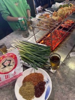 小串带火淄博:烧烤店营业额涨了3倍,串肉工高薪难求