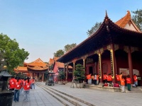 在寺庙里吃斋念佛的年轻人,忘不了红尘