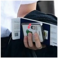 文彬手机后面的女孩是妹妹，每次换手机壳都会把贴纸移过去……