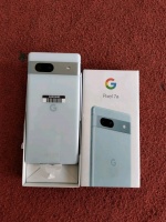 北极蓝和碳灰色谷歌 Pixel 7a 手机照片曝光