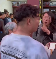 "我们不是好惹的!"插队女子被画成贴纸,贴了会摊上事吗?
