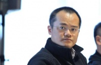 父亲是亿万富豪，姐姐清华毕业妻子北大毕业，自己如今也坐拥千亿